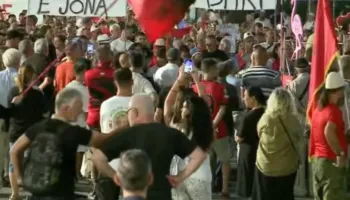 Sherr mes protestuesve para Kryeministrisë, përplasen fizikisht 2 grupe të ‘Flamingove’