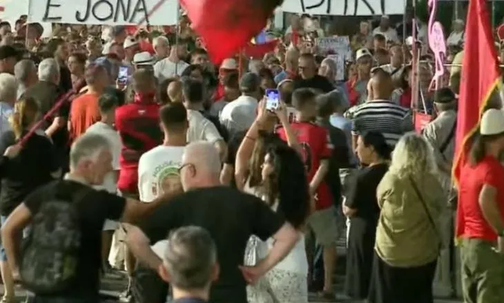 Sherr mes protestuesve para Kryeministrisë, përplasen fizikisht 2 grupe të ‘Flamingove’