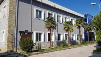 Sherr mes shitësve të biletave në Portin e Vlorës, njëri nxjerr thikën dhe plagos tjetrin