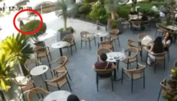 Shikoni pamjet/ Autori i vuri pistoletën pas koke, ja si shënjetra i shpëtoi atentatit në mes të ditës në Elbasan