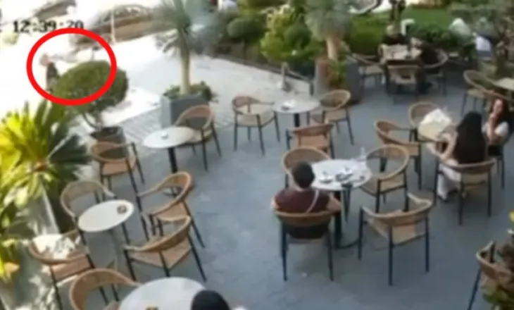 Shikoni pamjet/ Autori i vuri pistoletën pas koke, ja si shënjetra i shpëtoi atentatit në mes të ditës në Elbasan