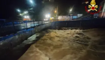 Shira të rrëmbyeshëm, tornado dhe vetëtima: moti i keq godet Italinë qendrore dhe veriore