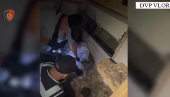 Shisnin kokainë e hashash në ‘beach-baret’ e jugut, arrestohen 2 të dyshuarit! Njëri me makinë dhe tjetri me rulot, sekuestrohen 150 doza