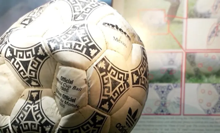 Shitet topi i ‘Dorës së Zotit”, blihet në ankand 2.9 milionë euro topi i golave legjendarë të Maradonës