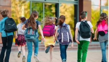 Shkolla po vjen/ Si ta rregulloni orarin e gjumit të verës për fëmijët