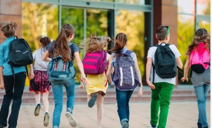Shkolla po vjen/ Si ta rregulloni orarin e gjumit të verës për fëmijët