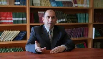 Shkrirja e bashkisë, Hide: Zotërinj vendimmarrës, po jua them edhe një herë: këtu nuk luhet me fatin tim. Respektojeni kontributin që Libohova i ka dhënë këtij vendi