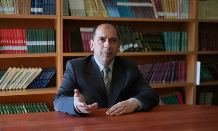 Shkrirja e bashkisë, Hide: Zotërinj vendimmarrës, po jua them edhe një herë: këtu nuk luhet me fatin tim. Respektojeni kontributin që Libohova i ka dhënë këtij vendi