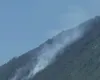 Shkrumbohen 8 hektarë pyje/ Zjarri në Qafë Mollë të Tiranës vijon prej 10 ditësh, nderhyhet me helikopter