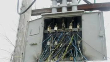 Shkuan të vidhnin telat elektrikë, hajdutin e zë korenti, dy bashkëpunëtorët e tij e lanë të vdekur në makinë