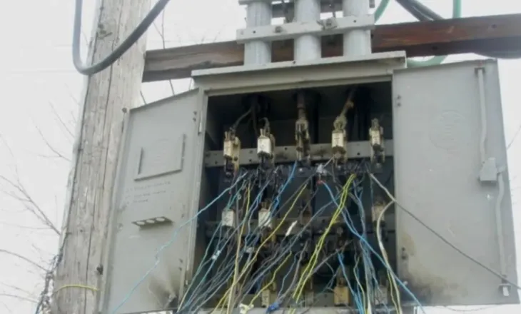 Shkuan të vidhnin telat elektrikë, hajdutin e zë korenti, dy bashkëpunëtorët e tij e lanë të vdekur në makinë