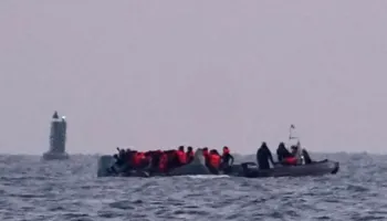 Shmanget tragjedia në Kanalin Anglez, mbi 150 emigrantë shpëtohen pas zjarrit në varkë