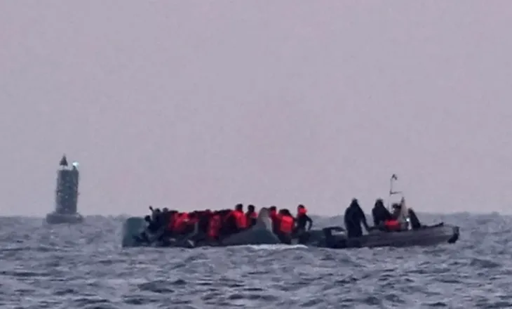 Shmanget tragjedia në Kanalin Anglez, mbi 150 emigrantë shpëtohen pas zjarrit në varkë