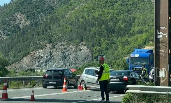 Shoferi humb kontrollin, makina del nga rruga në aksin Milot-Rrëshen, plagosen dy persona