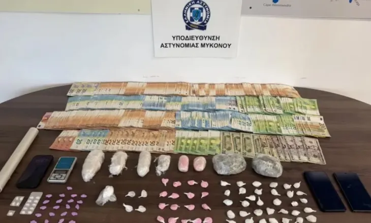 Shpërndanin drogë në Mykonos, arrestohen dy shqiptarët! Policia i sekuestron edhe 65 mijë euro