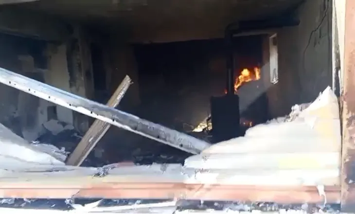 Shpërthen kondicioneri, digjet banesa dykatëshe në Fiershegan të Lushnjes