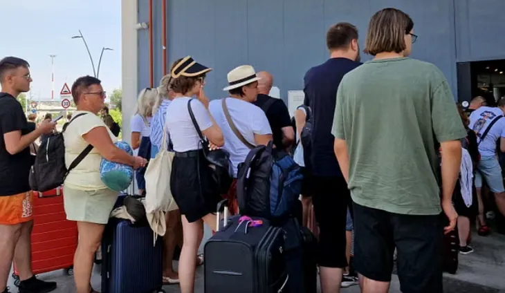 Shpërthen sërish Etna, kaos në aeroportet e Sicilisë, pezullohen fluturimet në Catania dhe Comiso