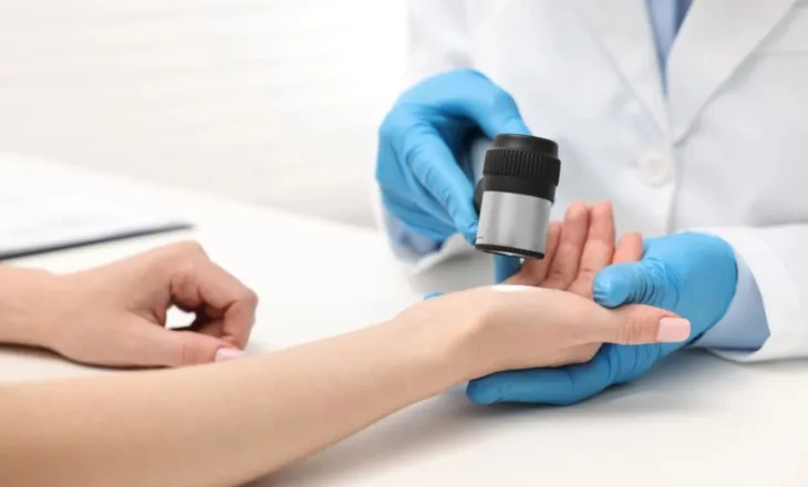 Shpresë e re për pacientët me melanomë: Vaksina e personalizuar e mRNA-së zvogëlon rikthimet dhe rrezikun e metastazave