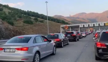 Shqipëria dhe bregdeti mbeten të preferuara të trevave e diasporës edhe gjatë muajit gusht, fluks i lartë mjetesh në Morinë! Po punohet…