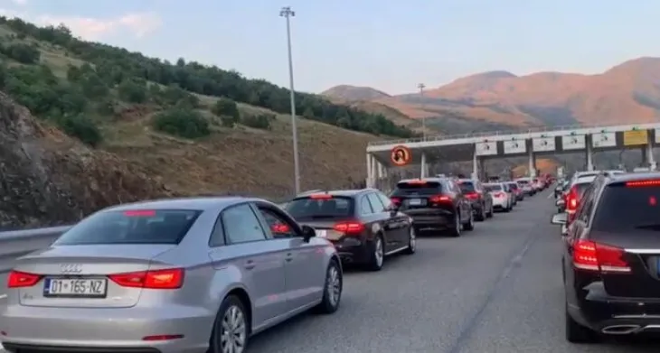 Shqipëria dhe bregdeti mbeten të preferuara të trevave e diasporës edhe gjatë muajit gusht, fluks i lartë mjetesh në Morinë! Po punohet…