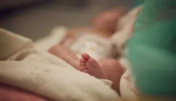 Shqipëria drejt tkurrjes! INSTAT: Vetëm 218 lindje më shumë se vdekjet në tremujorin e dytë