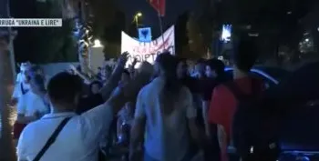 “Shqipëria e rinisë, jo e partisë”/ Pa shenja lodhjeje, vijon marshimi i protestuesve në rrugën “Ukraina e lirë”
