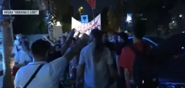 “Shqipëria e rinisë, jo e partisë”/ Pa shenja lodhjeje, vijon marshimi i protestuesve në rrugën “Ukraina e lirë”