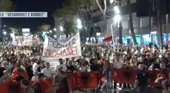 “Shqipëria kërkon revolucion”/ Përfundojnë fjalimet, protestuesit nisin marshimin në rrugë