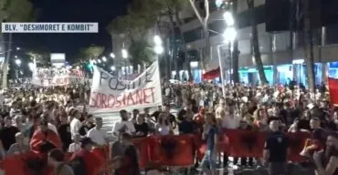 “Shqipëria kërkon revolucion”/ Përfundojnë fjalimet, protestuesit nisin marshimin në rrugë
