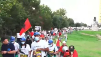 “Shqipëria kërkon revolucion”/ Protestuesit nisin marshimin drejt Kryeministrisë: Rama jep dorëheqjen!