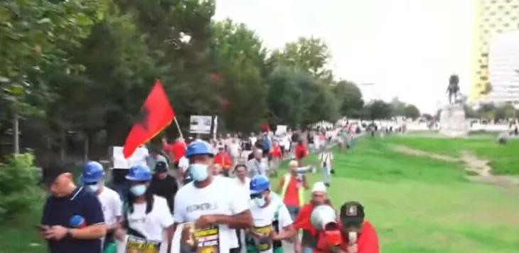 “Shqipëria kërkon revolucion”/ Protestuesit nisin marshimin drejt Kryeministrisë: Rama jep dorëheqjen!