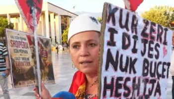 ‘Shqipëria kërkon revolucion’/ Protestuesit nisin marshimin drejt Kryeministrisë