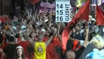 “Shqipëria kërkon revolucion”/ Protestuesit vijojnë marshimin në rrugët e Kryeqytetit: Poshtë diktatura