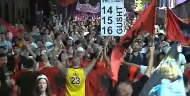 “Shqipëria kërkon revolucion”/ Protestuesit vijojnë marshimin në rrugët e Kryeqytetit: Poshtë diktatura