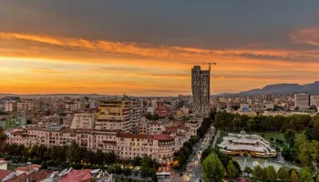 Shqiptarët dhe të huajt vijojnë të investojnë në banesa, por tregu nuk është më i njëjtë