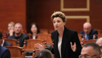 “Shqiptarët, po paguajnë me jetë çmimin e korrupsionit në shëndetësi”/ Reagon ashpër, Xhixho: Është krim shtetëror