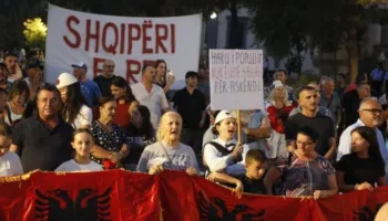 Shqiptari nga Roma në revoltën kundër Ramës: Fëmijën desh ma bënë gjysmë robi këtu në spital, të gjithë në protestë