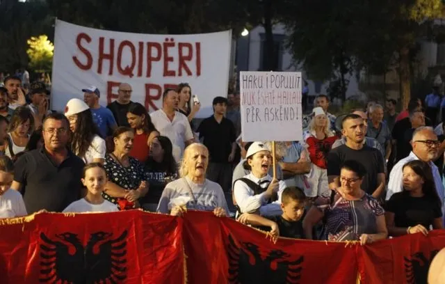 Shqiptari nga Roma në revoltën kundër Ramës: Fëmijën desh ma bënë gjysmë robi këtu në spital, të gjithë në protestë