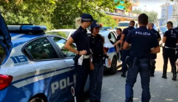 Shqiptari shkon në polici për të marrë çantën që i ra kur po … arratisej nga policia, autoritetet e dëbojnë