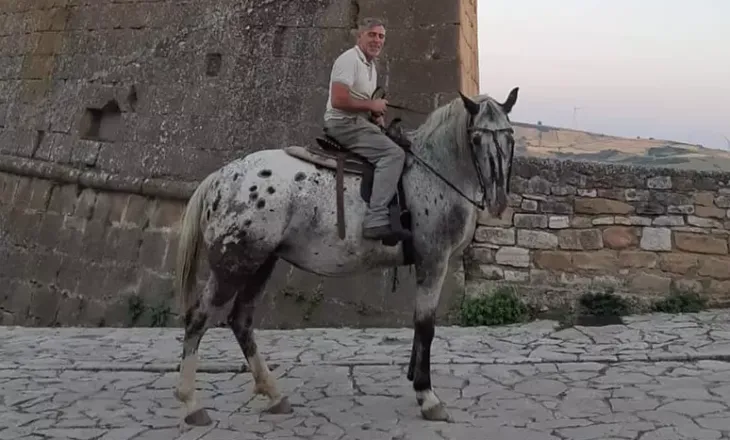 Shumë shtrenjtë të përdorësh makinën, 55-vjeçari në punë me kalë