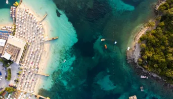Si po depërtojnë paratë e krimit pas bumit turistik në bregdetin shqiptar