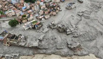 Si shembja e një akullnaje shkaktoi një rrëshqitje dheu vdekjeprurëse dhe përmbytje përgjatë kufirit Nepal-Kinë