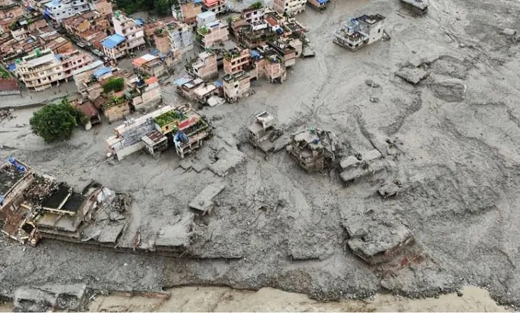 Si shembja e një akullnaje shkaktoi një rrëshqitje dheu vdekjeprurëse dhe përmbytje përgjatë kufirit Nepal-Kinë