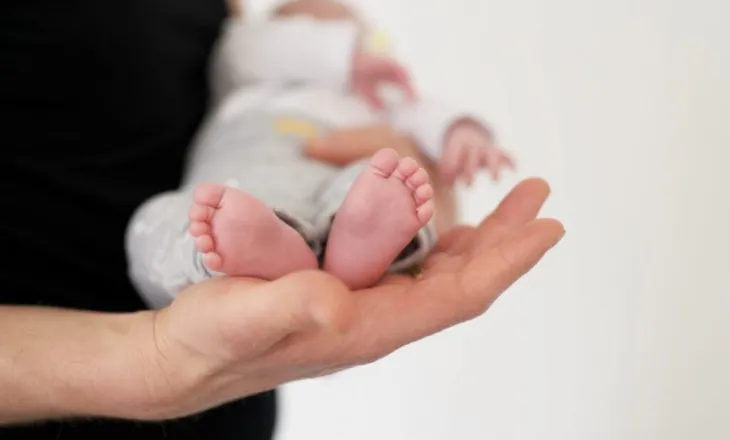 Singapori u ofron prindërve gati 78 mijë $ për fëmijë, në përpjekje për të rritur lindshmërinë