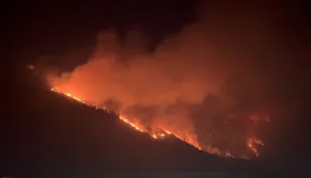 “Situata ka dalë jashtë kontrollit”/ Gjunkshi apel për ndihmë nga ajri: Lura po digjet