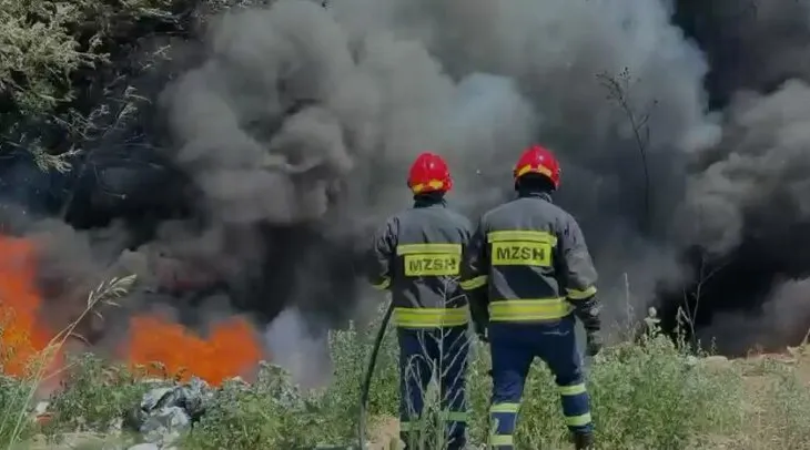 Situatë dramatike në Rriban të Mallakastrës/ Flakët marrin përmasa të mëdha, evakuohet një familje nga zona e rrezikut