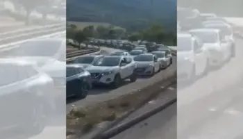 Situatë e rënduar në Kakavijë/ Radhë e gjatë kilometrike nga makinat që duan të kalojnë në Shqipëri