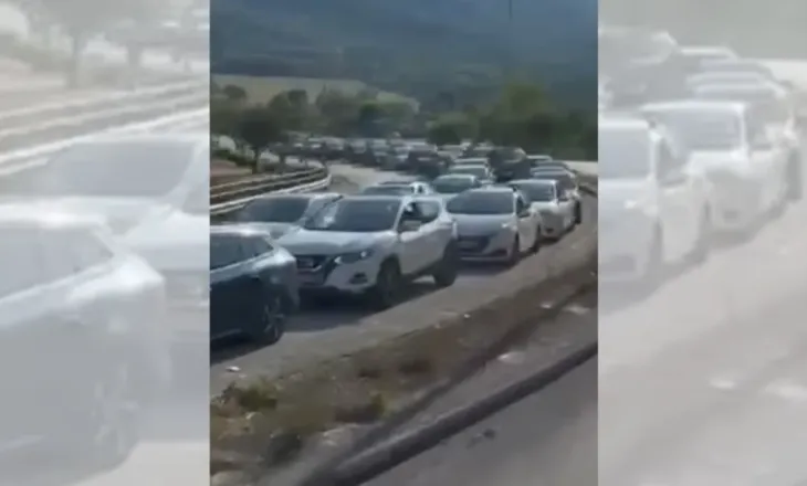 Situatë e rënduar në Kakavijë/ Radhë e gjatë kilometrike nga makinat që duan të kalojnë në Shqipëri