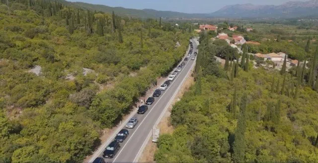 Situatë kaotike në kufitin Kroaci-Mal të Zi, kolonë makinash prej 20 kilometrash