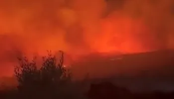 Situatë kritike në rrethinat e Tiranës, flakët i afrohen bazës së helikopterëve në Farkë dhe banesave